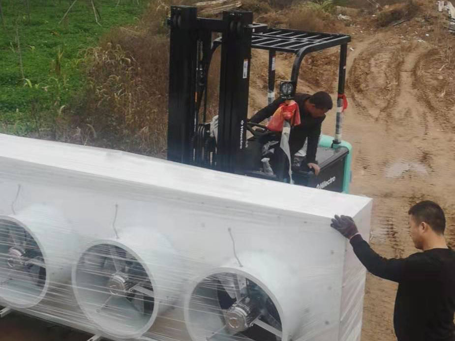 安裝現(xiàn)場 工人們忙碌的身影